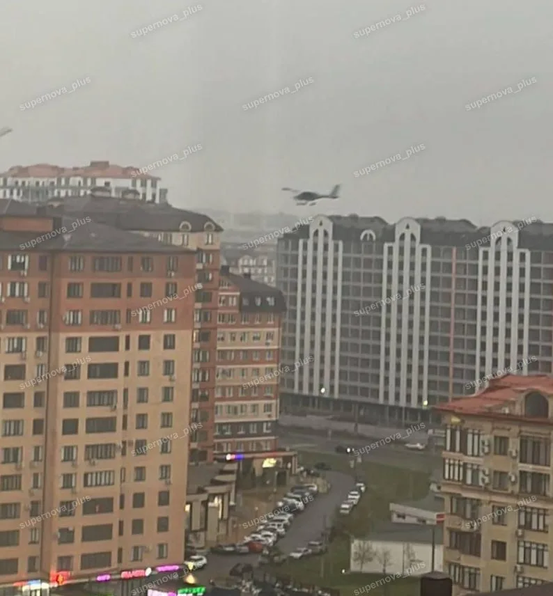 Момент прилета украинского дрона-камикадзе на базе легкомоторного самолета E-300 SkyRanger по крыше многоэтажки в Каспийске, Республика Дагестан