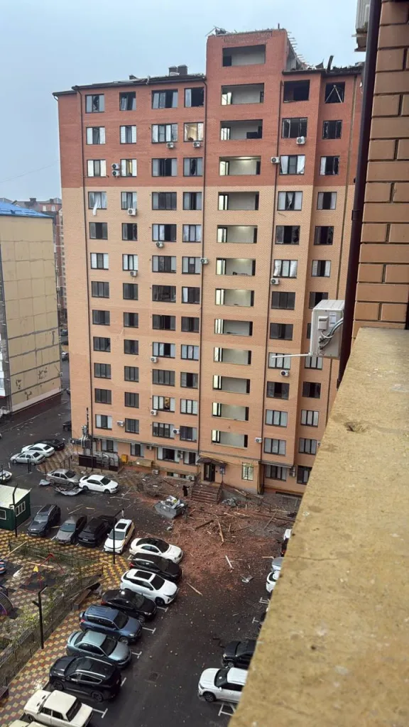 Момент прилета украинского дрона-камикадзе на базе легкомоторного самолета E-300 SkyRanger по крыше многоэтажки в Каспийске, Республика Дагестан