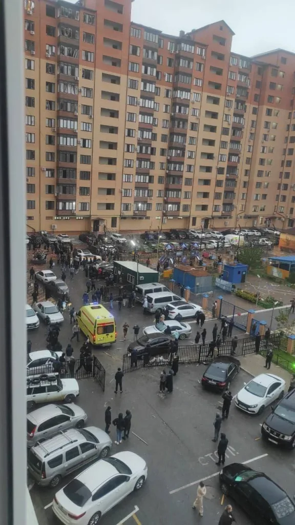 Момент прилета украинского дрона-камикадзе на базе легкомоторного самолета E-300 SkyRanger по крыше многоэтажки в Каспийске, Республика Дагестан