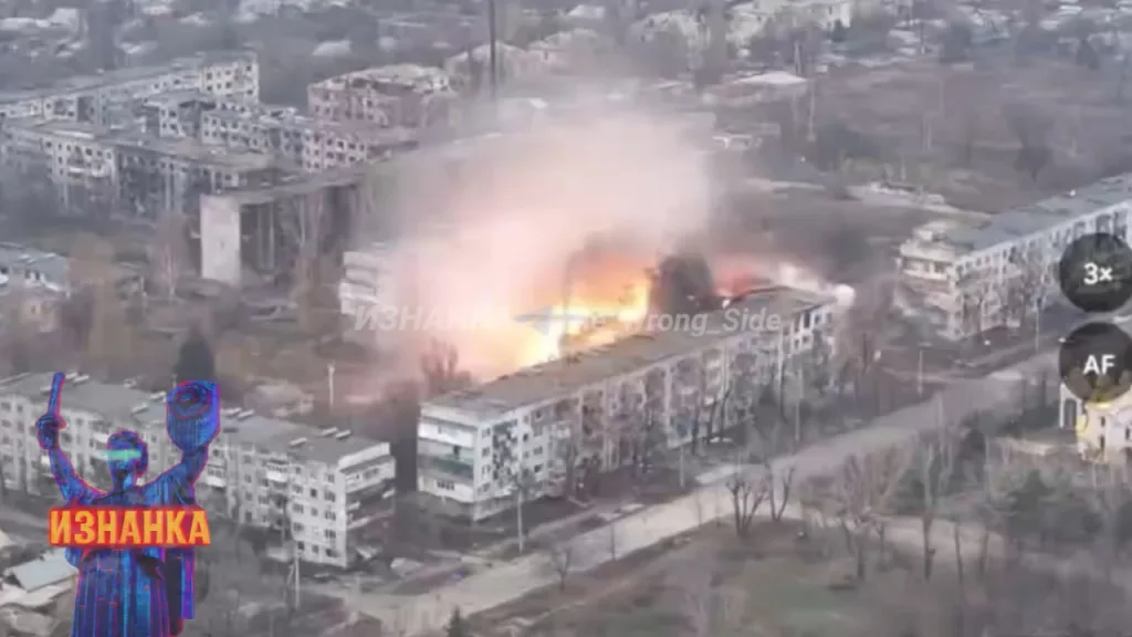 Продолжается выбамбливание позиций ВСУ в Мирнограде. На кадрах прилет ФАБ-1500 рядом с одной из многоэтажек