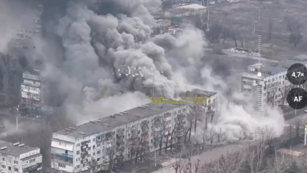 Продолжается выбамбливание позиций ВСУ в Мирнограде. На кадрах прилет ФАБ-1500 рядом с одной из многоэтажек