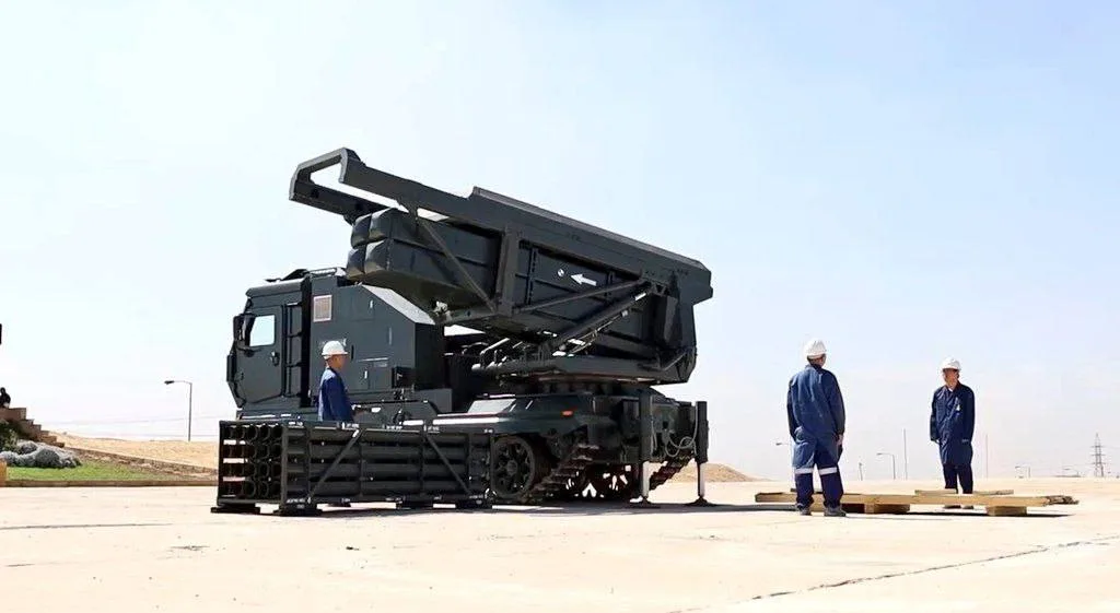 В Египте представлена мультикалиберная реактивная система залпового огня EGN1 Rad 300, способна запускать ракеты калибра 122 мм, 220 мм, 300 мм и 610 мм с дальностью до 280 км