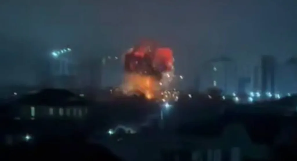 Момент прилета украинского дрона-камикадзе на базе легкомоторного самолета E-300 SkyRanger в здание ОМВД по Гудермесскому району в городе Гудермес Республики Чечня