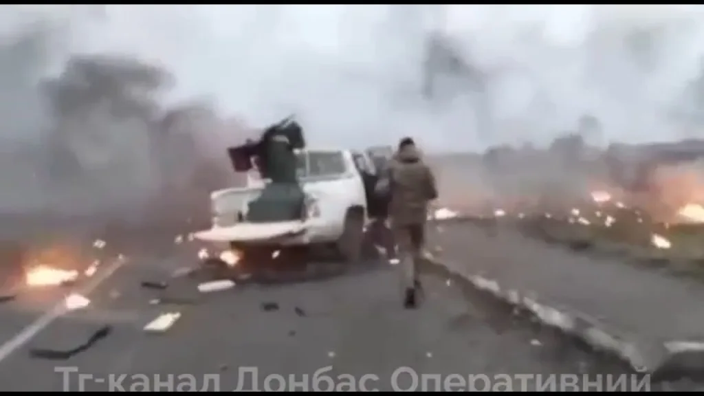 Пикап украинской мобильной группы ПВО, ставший жертвой российского дрона-камикадзе с прямым управлением