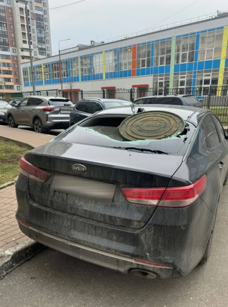 Девушка метнула люк в автомобиль бывшего