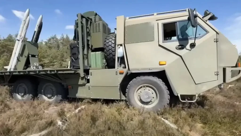 Кадры прилёта "Герани" по автомобилю мобильной огневой группы ВСУ на трассе Павлоград - Днепропетровск