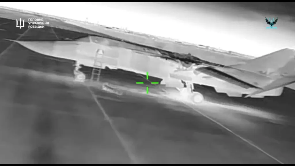 Прилеты украинских дронов по бомбардировщику Су-24М, макету разведывательно-ударного БПЛА "Орион", нескольким РЛС и автомобилю в Крыму