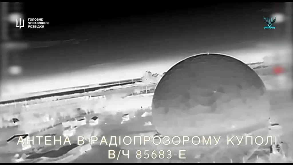 Прилеты украинских дронов по бомбардировщику Су-24М, макету разведывательно-ударного БПЛА "Орион", нескольким РЛС и автомобилю в Крыму