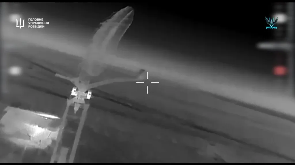 Прилеты украинских дронов по бомбардировщику Су-24М, макету разведывательно-ударного БПЛА "Орион", нескольким РЛС и автомобилю в Крыму