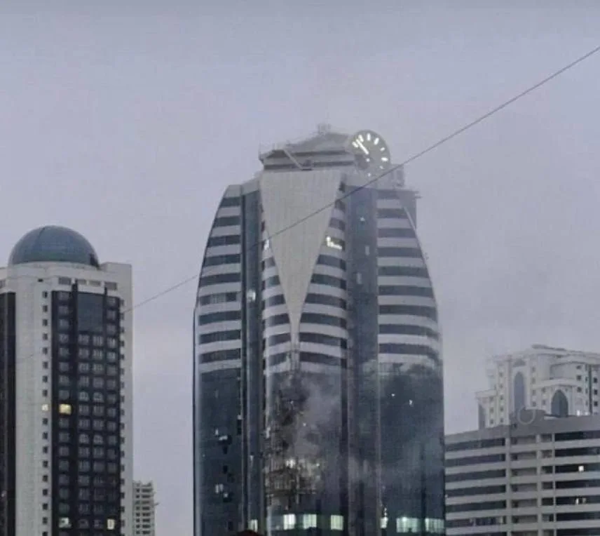 Последствия прилета украинских БПЛА по многоэтажке комплекса "Грозный Сити" в городе Грозный, Чечня