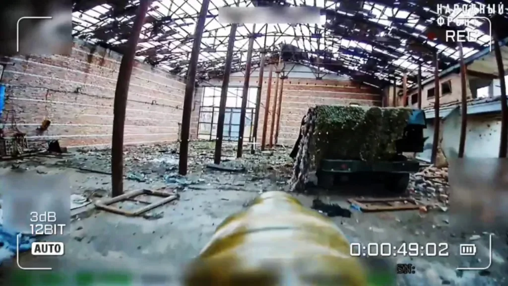 Уничтожение высококачественного подвижного макета РСЗО HIMARS ударами FPV-дронов на оптоволокне в ангаре у поселка Инженерное Херсонской области