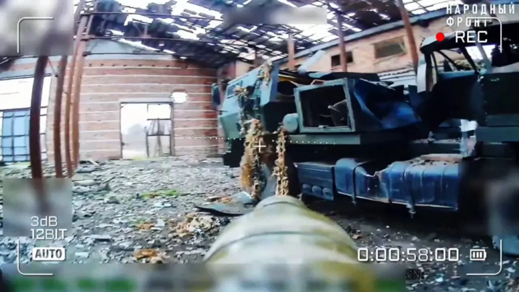 Уничтожение высококачественного подвижного макета РСЗО HIMARS ударами FPV-дронов на оптоволокне в ангаре у поселка Инженерное Херсонской области