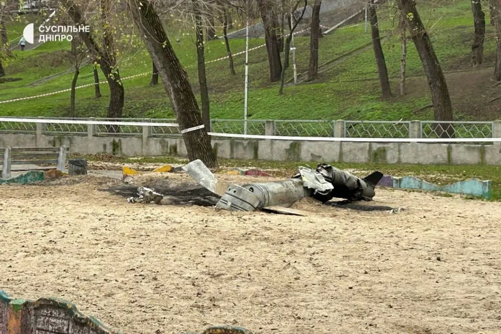 Обломки крылатой ракеты 9М727 (иногда называемой "Искандер-К"), запущенной ОТРК "Искандер-М" и упавшей/сбитой в Днепропетровске