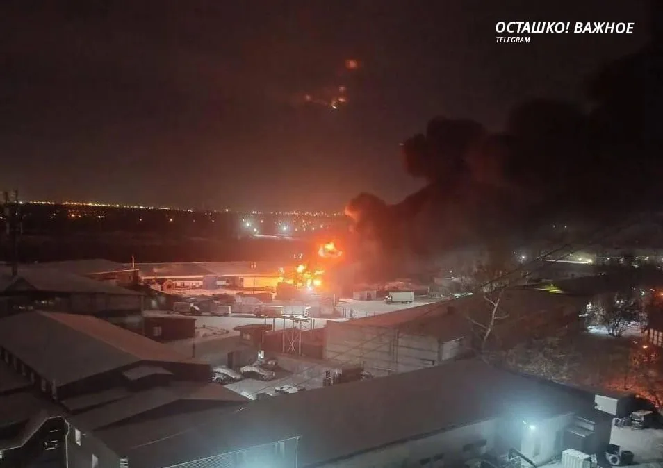 Взрывы и крупный пожар в промзоне Красноярска: под угрозой — ТЭЦ-1