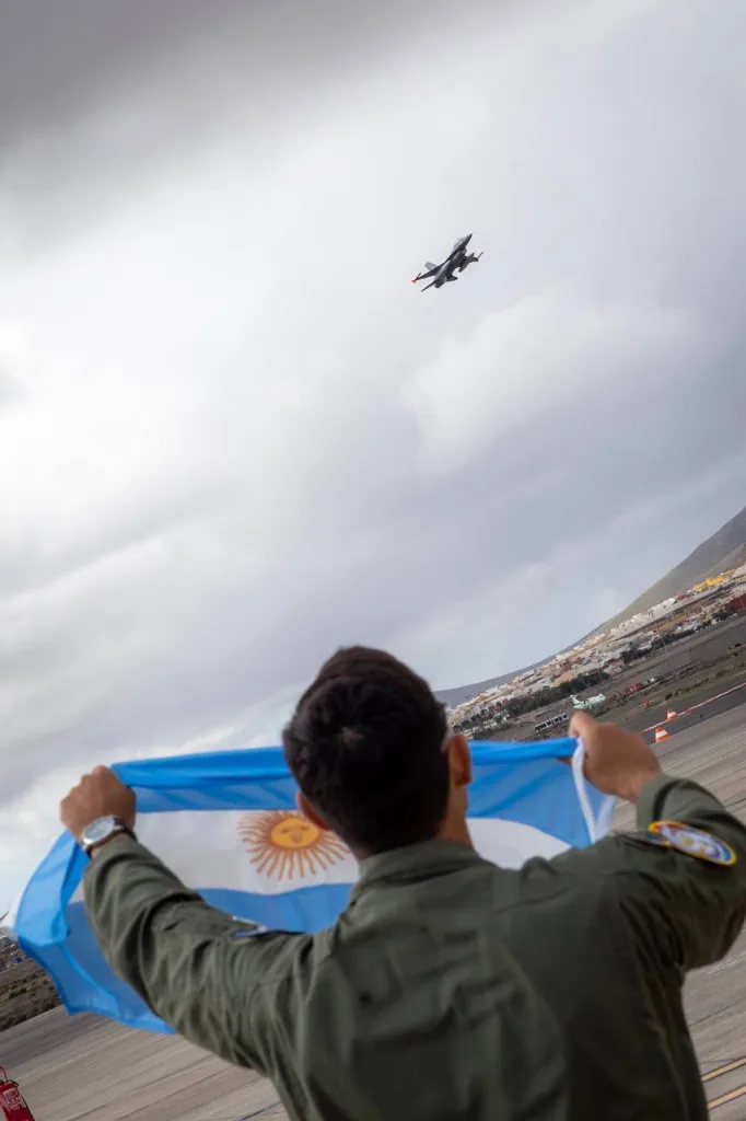 Завершился трансатлантический перелет первых шести истребителей F-16AM/BM MLU (Mid-Life Upgrade) ВВС Аргентины из Дании с промежуточными остановками в Испании, Канарских островах, и Бразилии