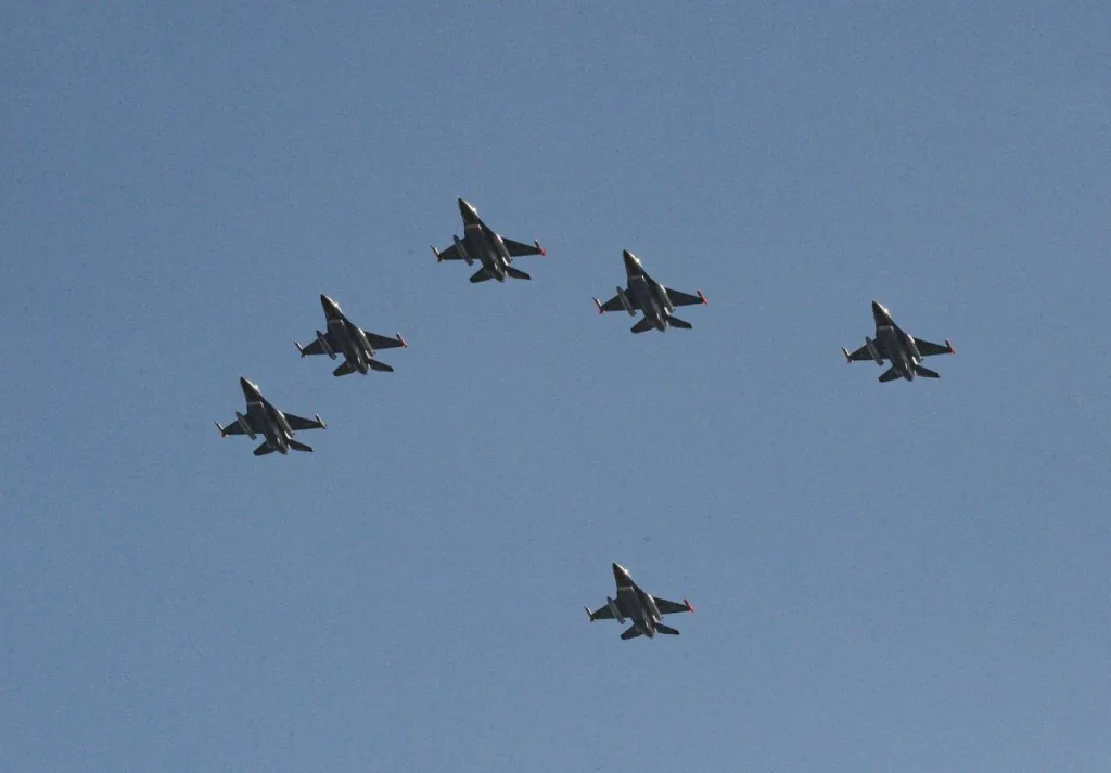 Завершился трансатлантический перелет первых шести истребителей F-16AM/BM MLU (Mid-Life Upgrade) ВВС Аргентины из Дании с промежуточными остановками в Испании, Канарских островах, и Бразилии