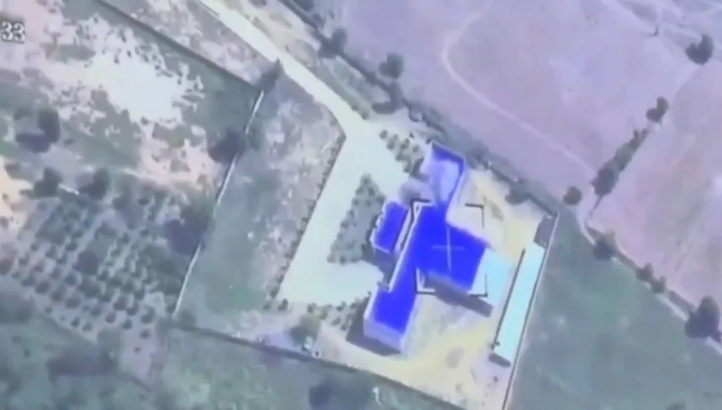 Предположительно, украинские «Оплот-Т» тайской армии ведут огонь прямой наводкой по зданию таможенного и акцизного управления в населённом пункте Боеунг Троркуон (Тракун)