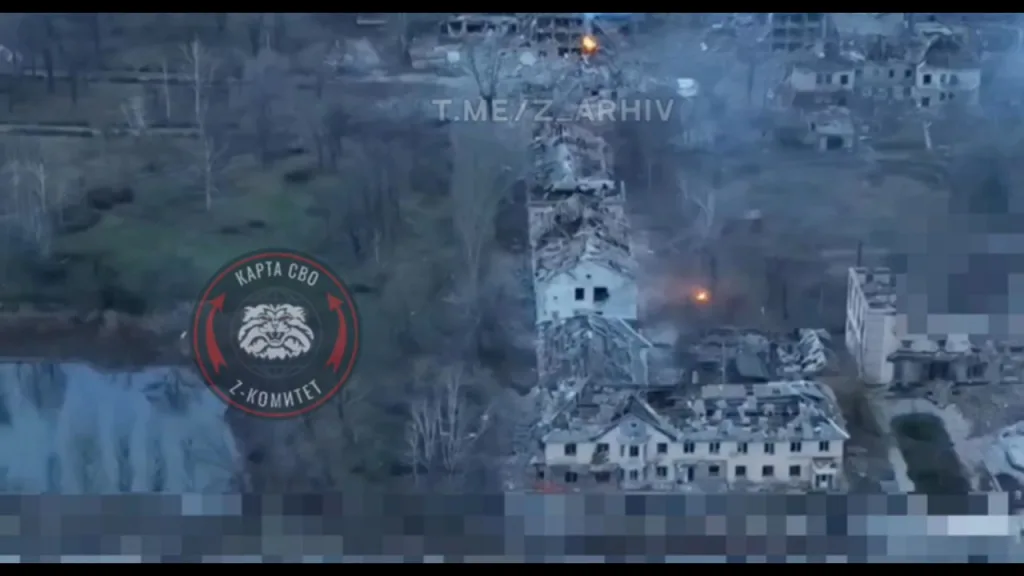 Удар 300-мм корректируемого боеприпаса РСЗО "Торнадо-С" по зданию в Мирнограде, куда перед этим зашла группа противника