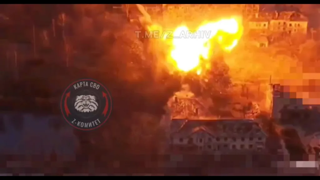 Удар 300-мм корректируемого боеприпаса РСЗО "Торнадо-С" по зданию в Мирнограде, куда перед этим зашла группа противника