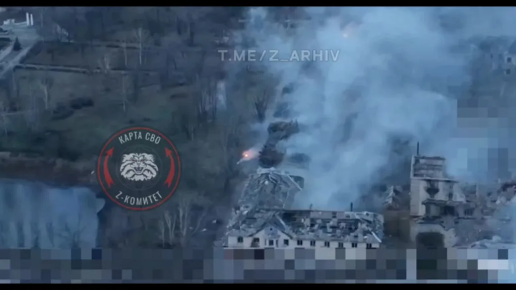 Удар 300-мм корректируемого боеприпаса РСЗО "Торнадо-С" по зданию в Мирнограде, куда перед этим зашла группа противника