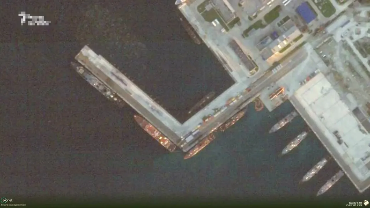 Спутниковый снимок последствий удара подводного БЭК Sub Sea Baby по причалу подводных лодок в порту Новороссийска