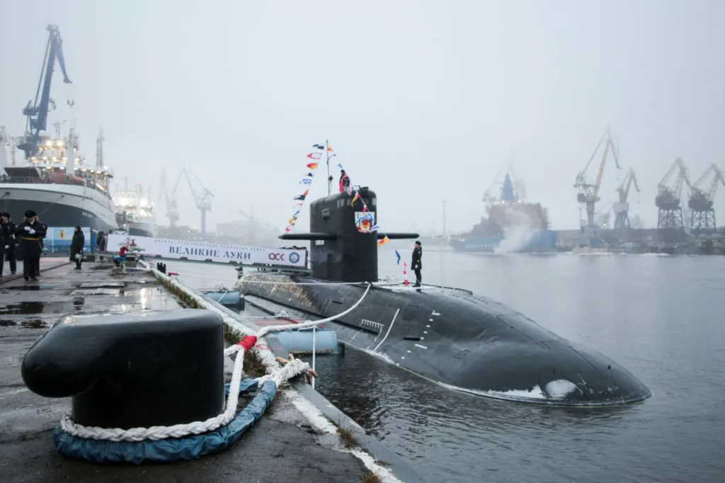 Состав Балтийского флота сегодня пополнила новая дизель-электрическая подводная лодка «Великие Луки» проекта 677М «Лада»