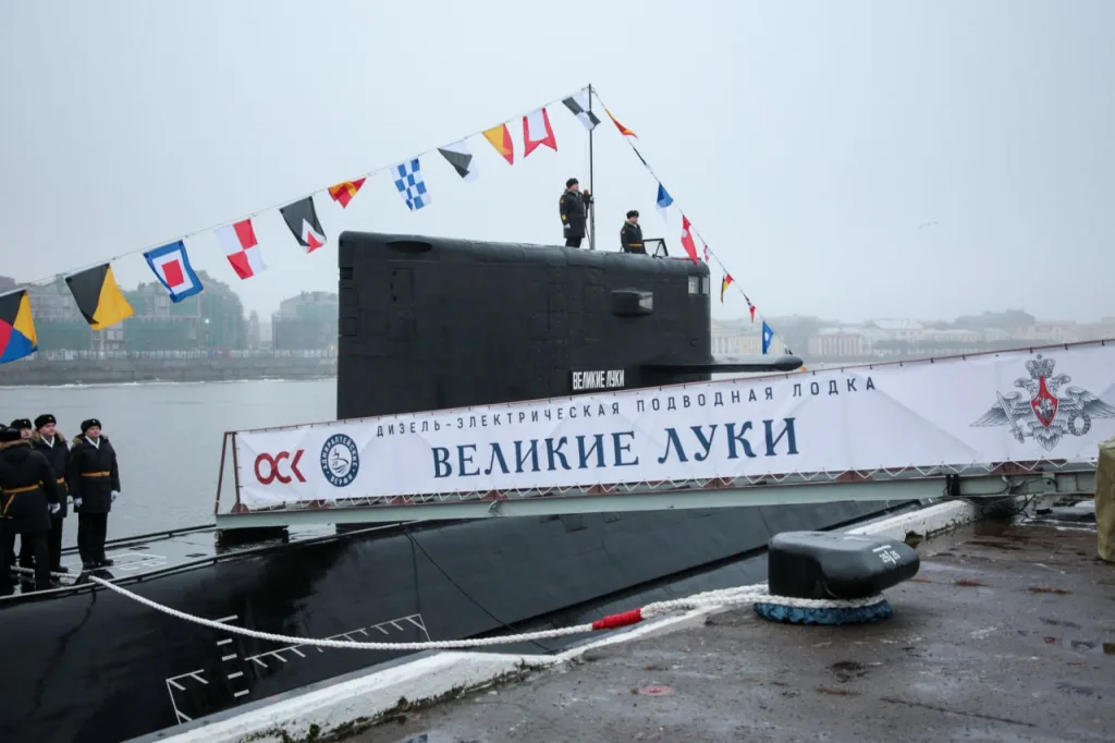 Состав Балтийского флота сегодня пополнила новая дизель-электрическая подводная лодка «Великие Луки» проекта 677М «Лада»