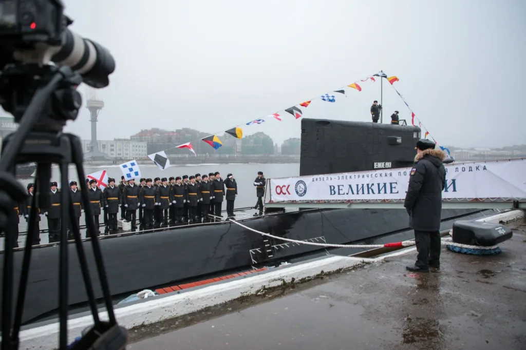 Состав Балтийского флота сегодня пополнила новая дизель-электрическая подводная лодка «Великие Луки» проекта 677М «Лада»