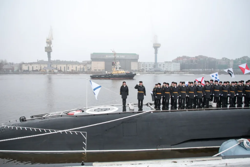 Состав Балтийского флота сегодня пополнила новая дизель-электрическая подводная лодка «Великие Луки» проекта 677М «Лада»
