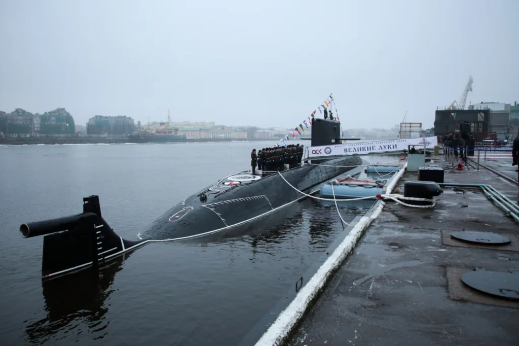 Состав Балтийского флота сегодня пополнила новая дизель-электрическая подводная лодка «Великие Луки» проекта 677М «Лада»