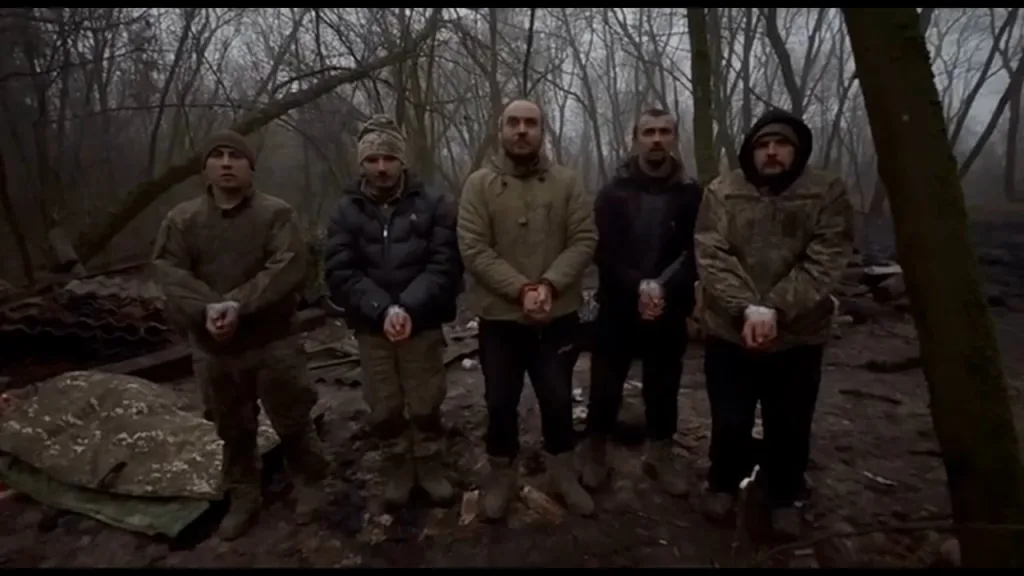 Украинские солдаты сначала показывали неприличные жесты российским операторам дронов возле села Грабовское Сумской области, а потом сдались в плен штурмовикам ВС РФ, зашедшим в село
