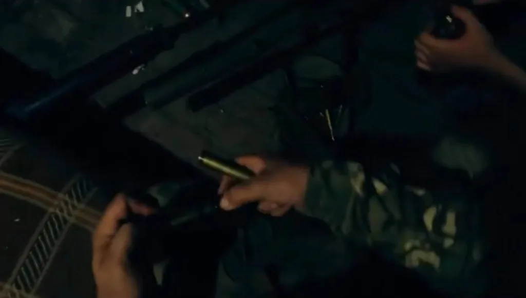 Необычные кадры ночной засады военнослужащих 3-й ОШБр ВСУ на БМП-2 ВС РФ с применением 12,7-мм снайперской винтовки с фугасно-зажигательно-бронебойными боеприпасами на расстоянии около 300 метров