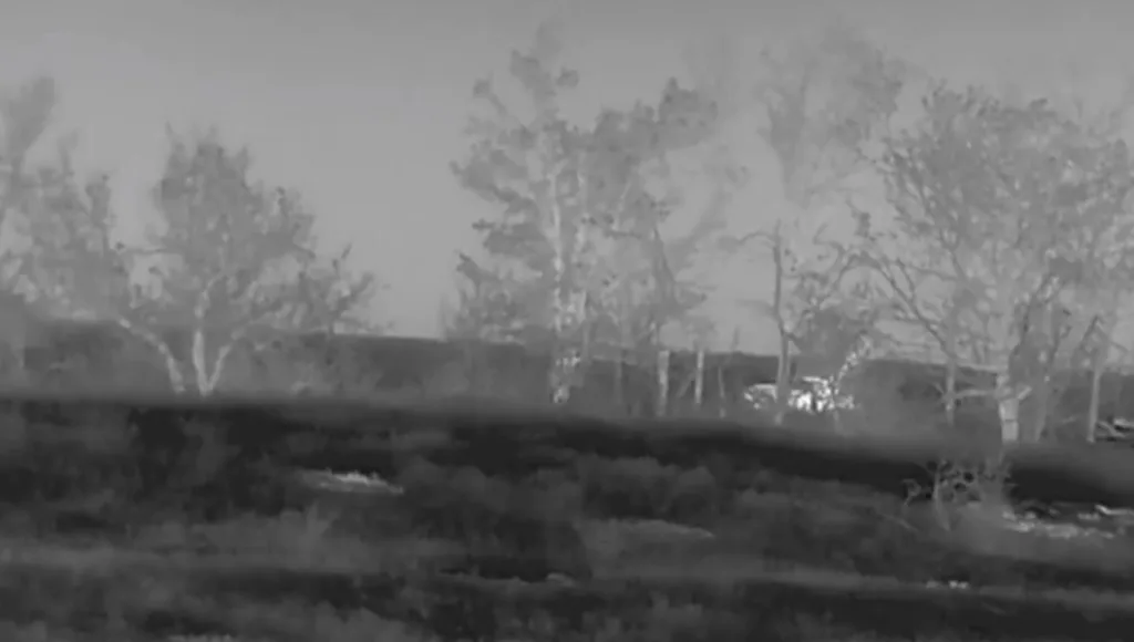 Необычные кадры ночной засады военнослужащих 3-й ОШБр ВСУ на БМП-2 ВС РФ с применением 12,7-мм снайперской винтовки с фугасно-зажигательно-бронебойными боеприпасами на расстоянии около 300 метров