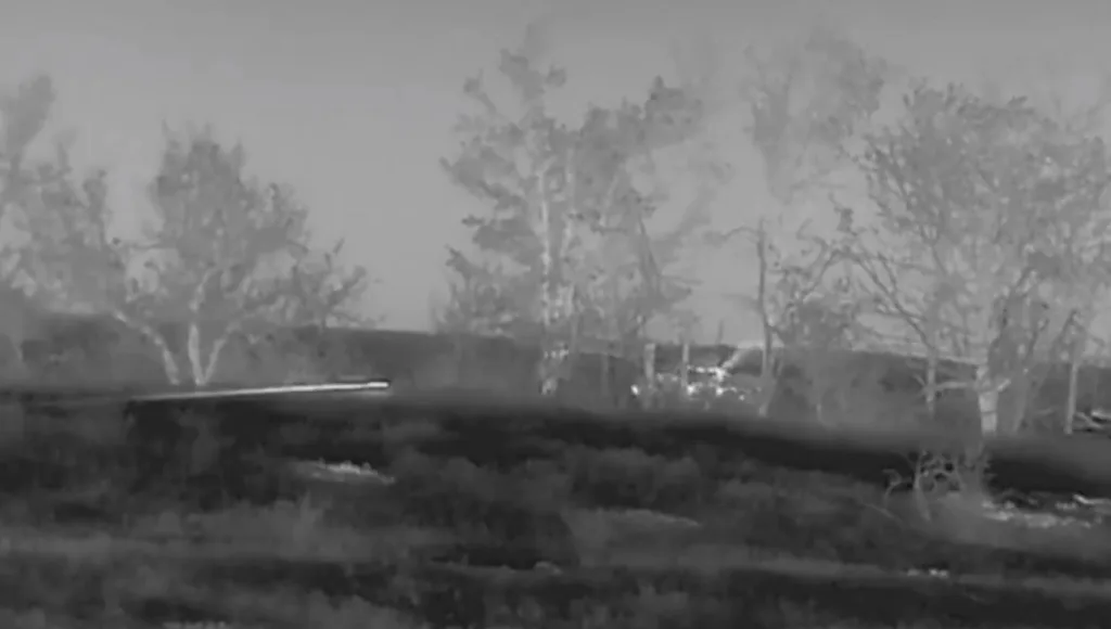 Необычные кадры ночной засады военнослужащих 3-й ОШБр ВСУ на БМП-2 ВС РФ с применением 12,7-мм снайперской винтовки с фугасно-зажигательно-бронебойными боеприпасами на расстоянии около 300 метров