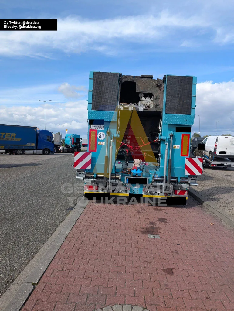 Транспортировка нескольких повреждённых 155-мм САУ PzH 2000 ВСУ для проведения ремонтно-восстановительных работ на территории Германии