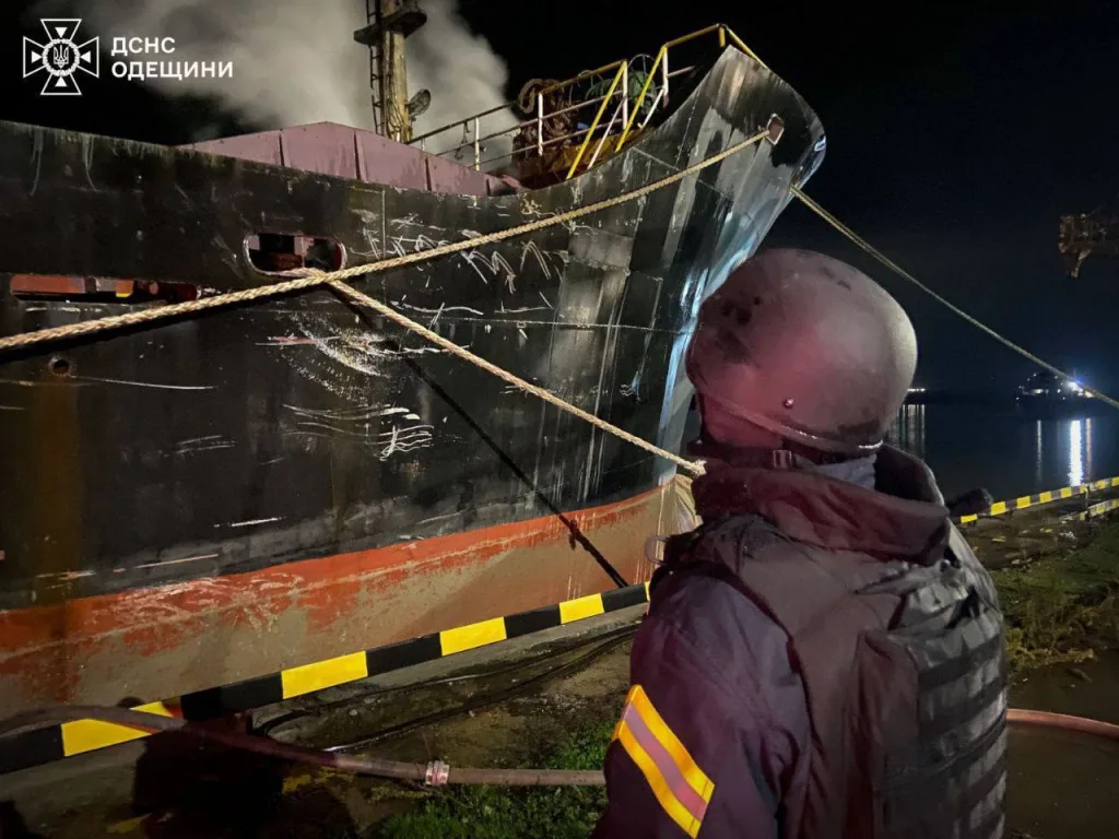 Последствия ударов дронов-камикадзе «Герань-2» по сухогрузу в порту Одессы, которое под флагом Ливана перевозило груз украинской сои