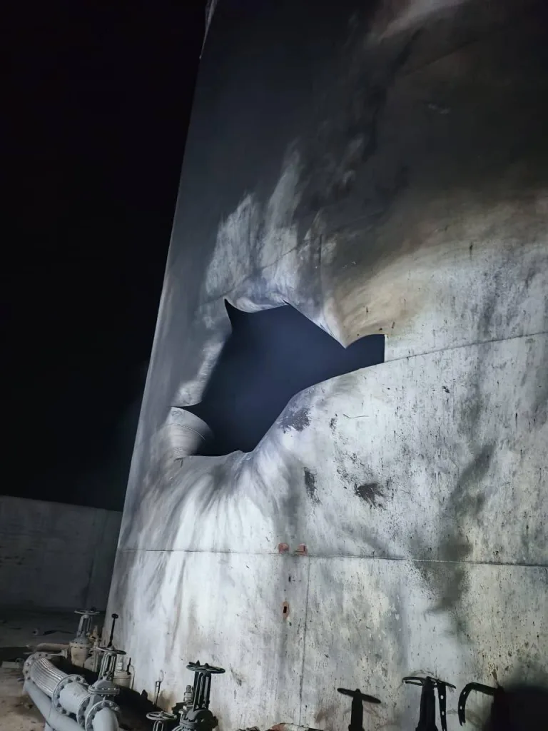 Последствия ударов дронов-камикадзе «Герань-2» по сухогрузу в порту Одессы, которое под флагом Ливана перевозило груз украинской сои