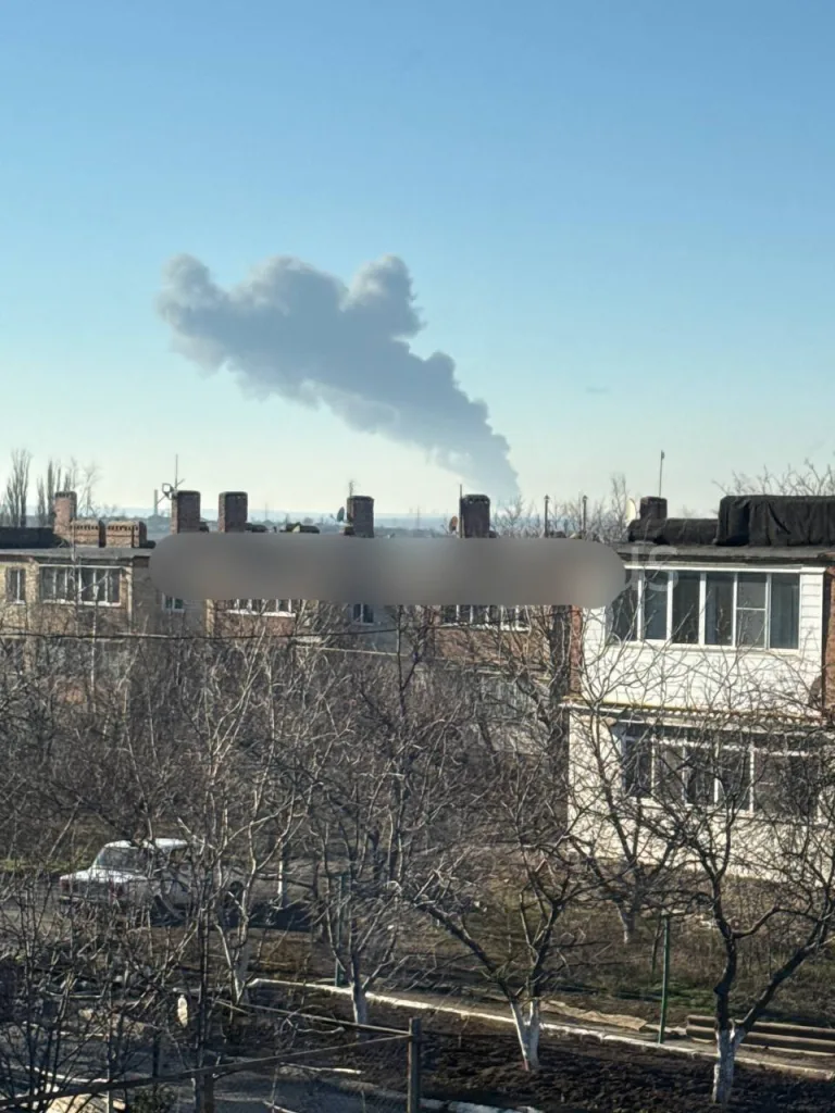 Местные каналы утверждают, что атакован район НПЗ в Новошахтинске Ростовской области, идет сильный дым