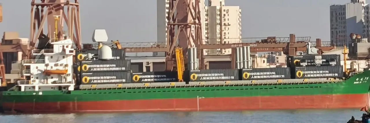 Китайский контейнеровоз с замаскированными под гражданские контейнеры вертикальными пусковыми установками ракет, РЛС и ЗРК