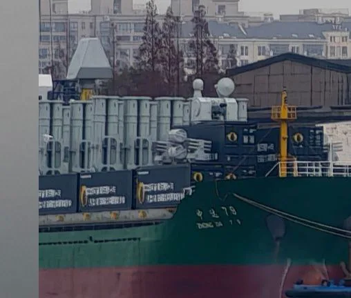 Китайский контейнеровоз с замаскированными под гражданские контейнеры вертикальными пусковыми установками ракет, РЛС и ЗРК