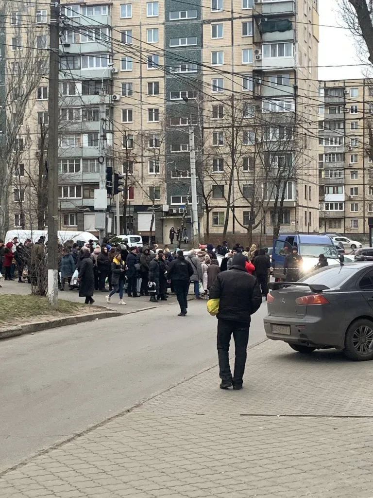 Местные пишут, что мужика пытались упаковать ТЦК, он решил помахать ножом, в результате получил пару-тройку пуль за это