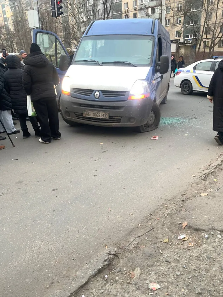 Местные пишут, что мужика пытались упаковать ТЦК, он решил помахать ножом, в результате получил пару-тройку пуль за это