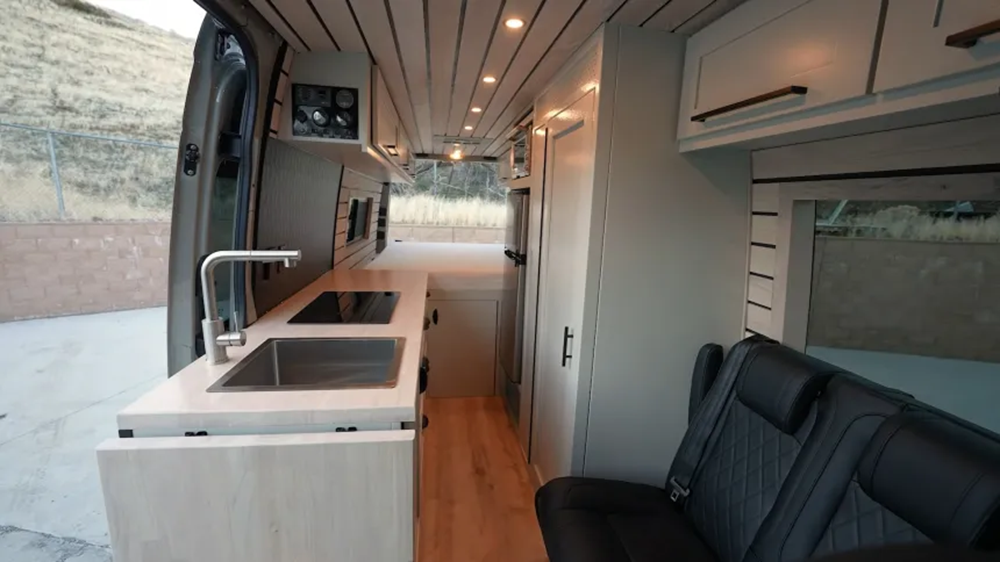 Премиальный автодом на базе Mercedes-Benz Sprinter: сочетание комфорта и проходимости