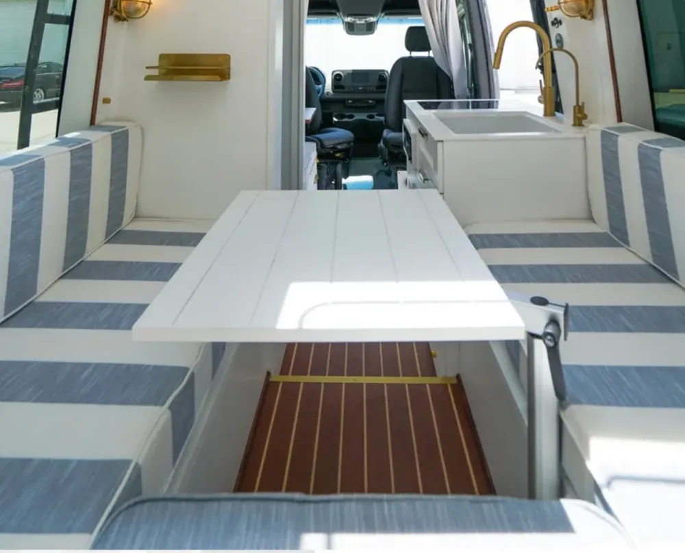 Этот кемпер-фургон превращен в уютный дом на колесах с атмосферой морского курорта