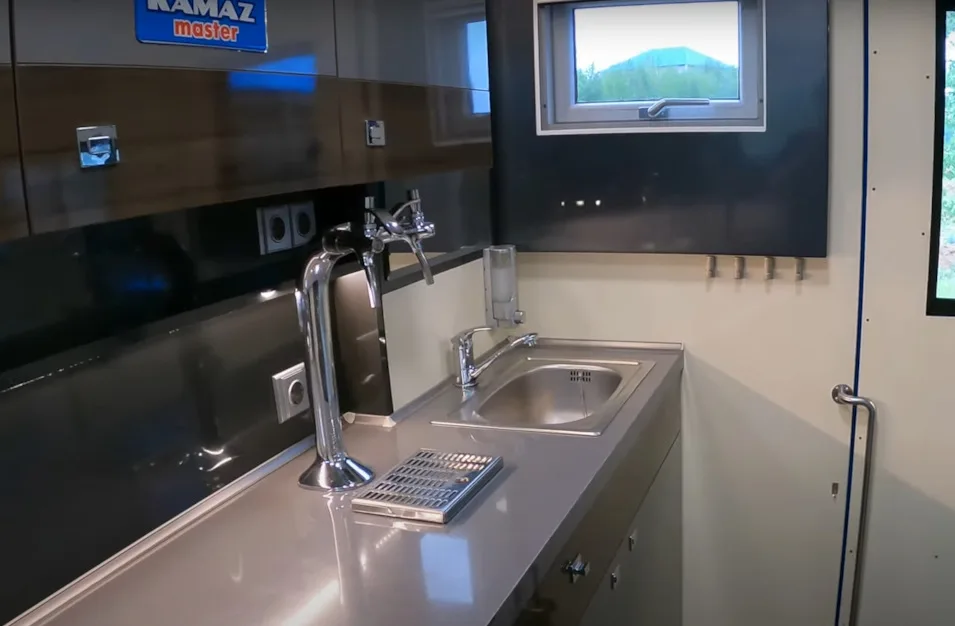 Как устроен роскошный отель на колесах для команды КАМАЗ-Мастер