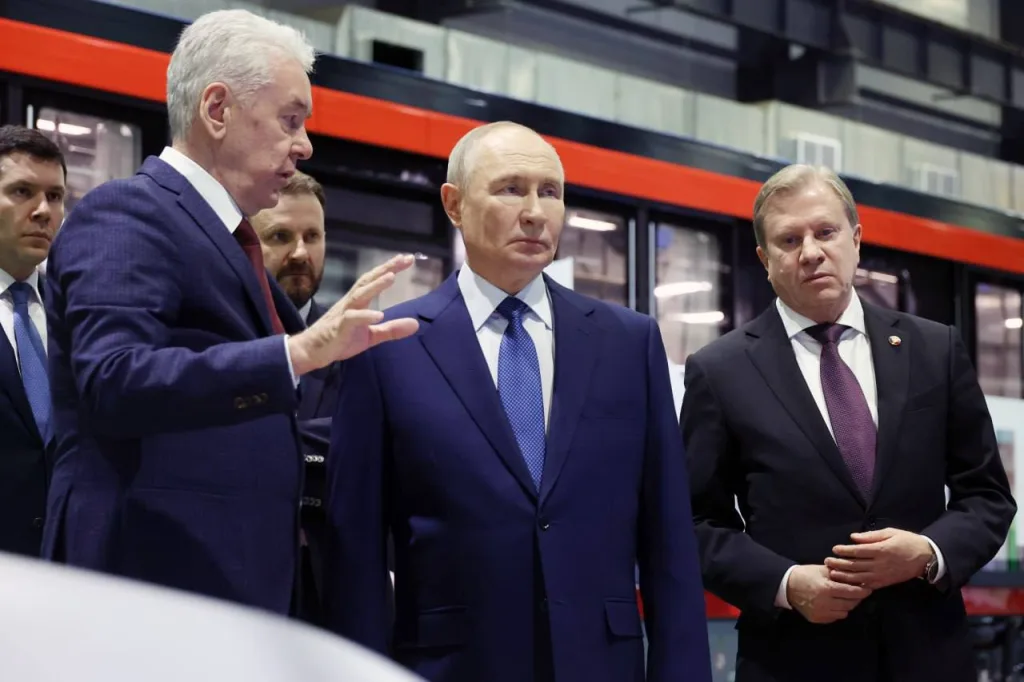 Россия делает ещё один шаг в сторону технологического суверенитета — сегодня в Москве Владимир Путин запустил испытания первого беспилотного поезда метро отечественного производства
