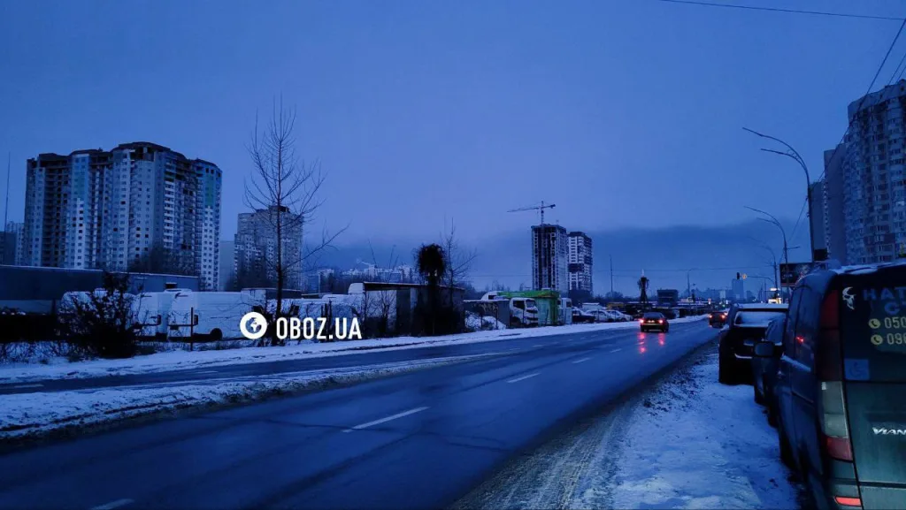 Дым после ударов по энергетике и отсутствие электричества на левом берегу Днепра в Киеве сегодня утром