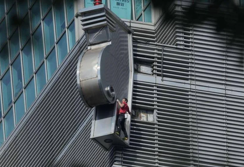 Американский скалолаз без страховки поднялся на небоскрёб