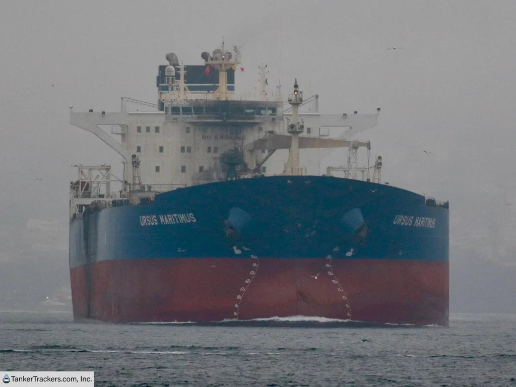 Танкер URSUS MARITIMUS, атакованный украинскими дронами-камикадзе в порту Тамани в ночь с 21 на 22 декабря, был замечен в Стамбуле со следами ударов