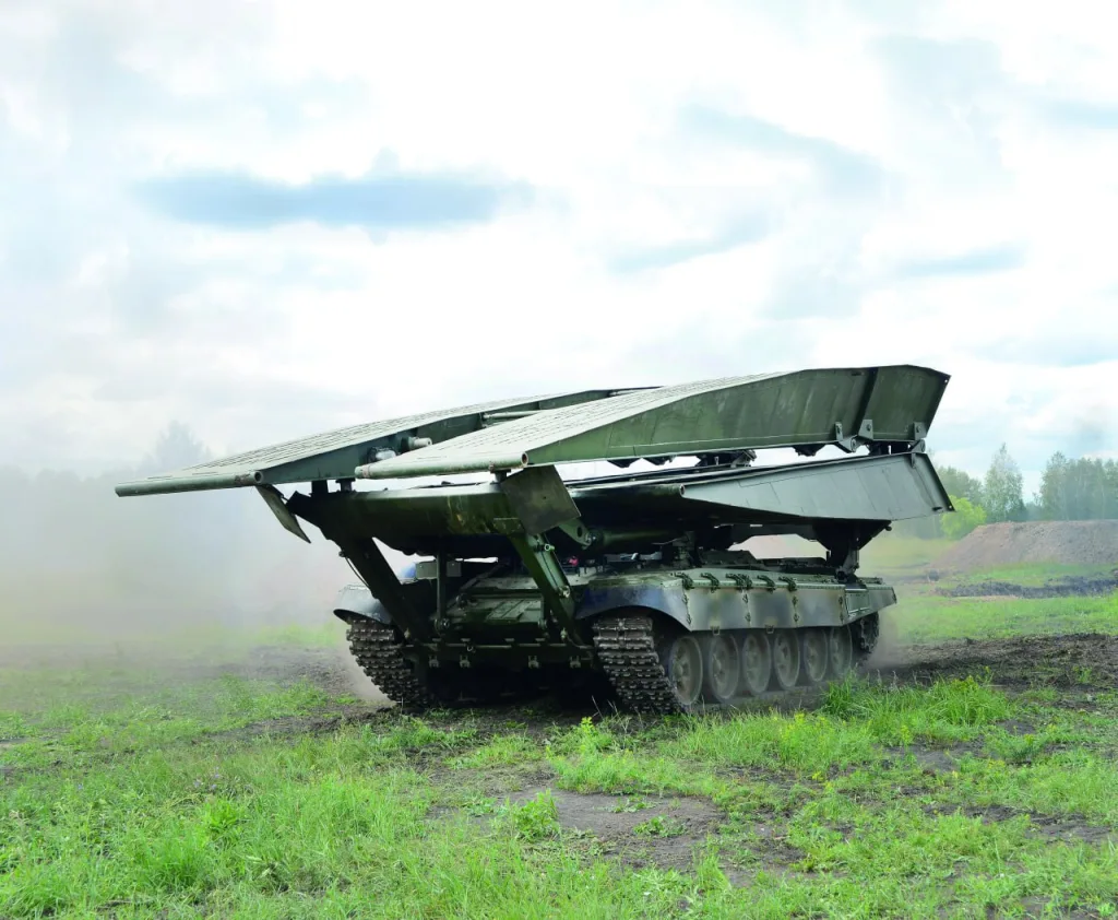 Российский передвижной мост для танков МТУ-90М оптимален для быстрого прорыва и спасательных операций